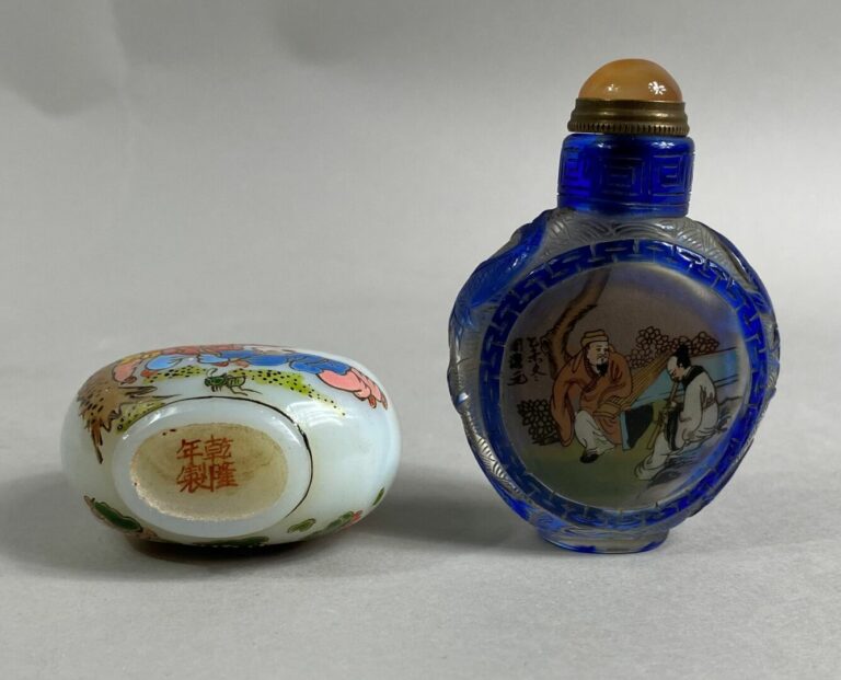 CHINE, XXe siècle - Ensemble de deux flacons / tabatières en verre coloré et ém…