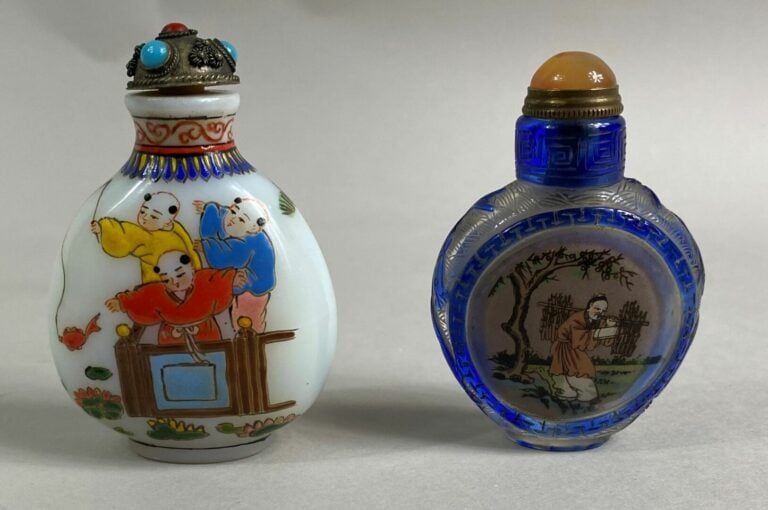 CHINE, XXe siècle - Ensemble de deux flacons / tabatières en verre coloré et ém…