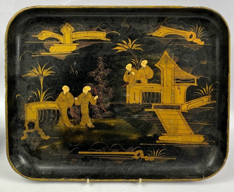 CHINE, XXe siècle - Ensemble de deux plateaux en bois noirci à décor doré de pa…