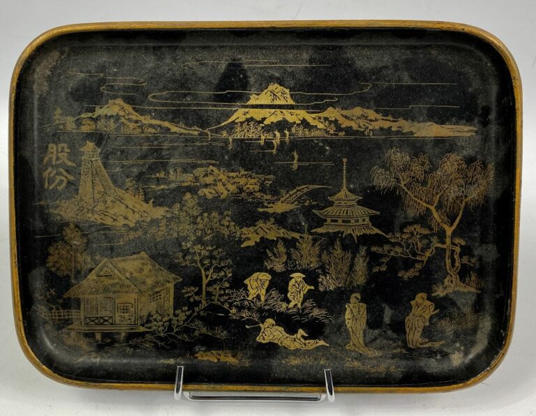 CHINE, XXe siècle - Ensemble de deux plateaux en bois noirci à décor doré de pa…