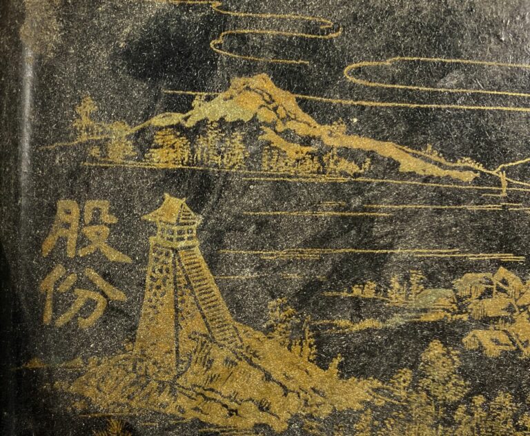 CHINE, XXe siècle - Ensemble de deux plateaux en bois noirci à décor doré de pa…