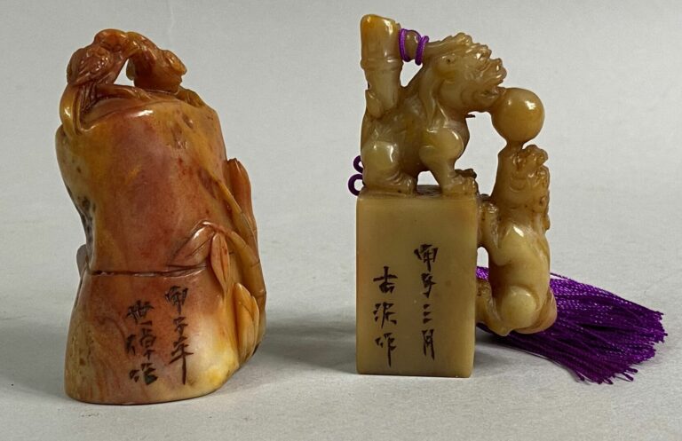 CHINE, XXe siècle - Ensemble de deux sceaux en pierre dure sculptée à décor de…