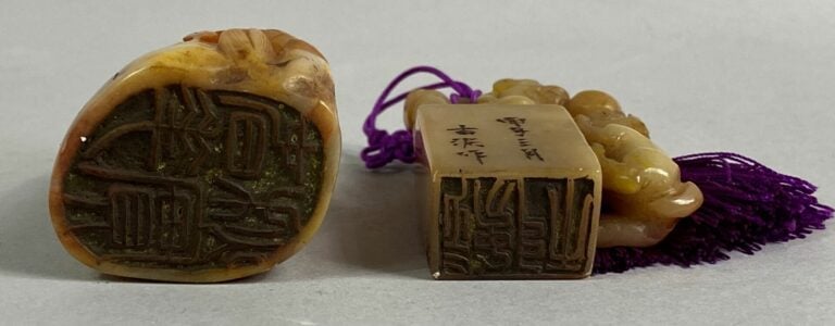 CHINE, XXe siècle - Ensemble de deux sceaux en pierre dure sculptée à décor de…