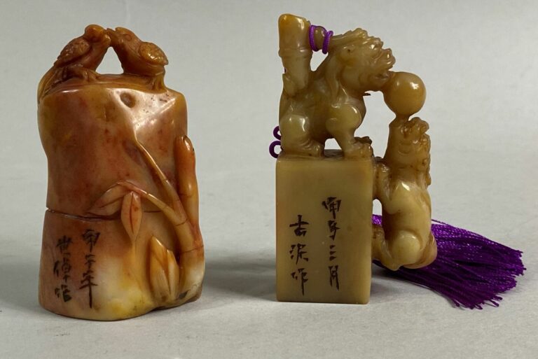 CHINE, XXe siècle - Ensemble de deux sceaux en pierre dure sculptée à décor de…