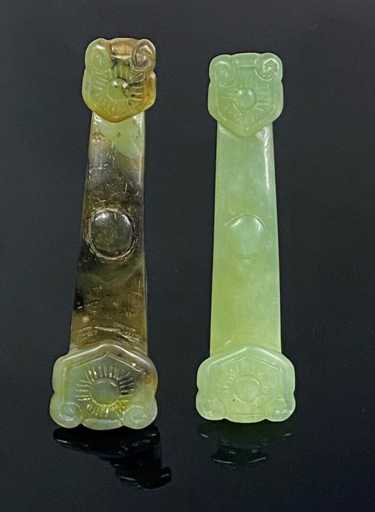 CHINE, XXe siècle - Ensemble de deux sceptres de ruyi en bowenite et pierre dur…