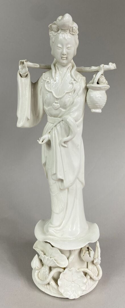 CHINE, XXe siècle - Ensemble de deux statuettes en porcelaine blanche émaillée…