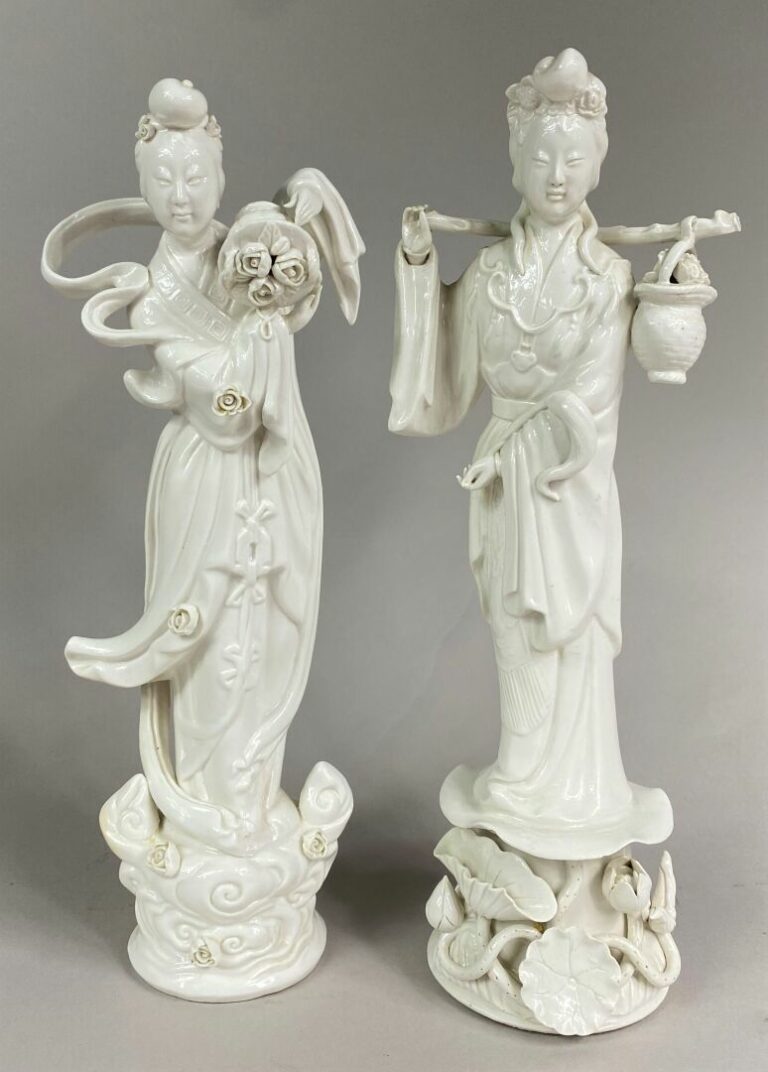 CHINE, XXe siècle - Ensemble de deux statuettes en porcelaine blanche émaillée…