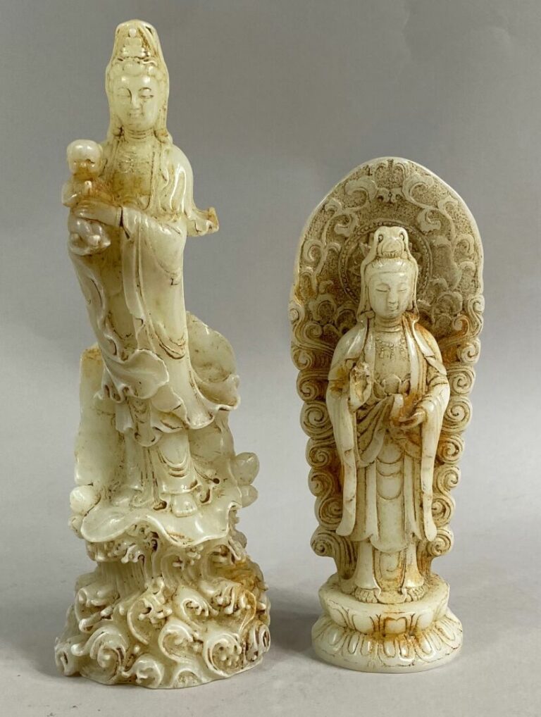 CHINE, XXe siècle - Ensemble de deux sujets en jade blanc représentant une divi…