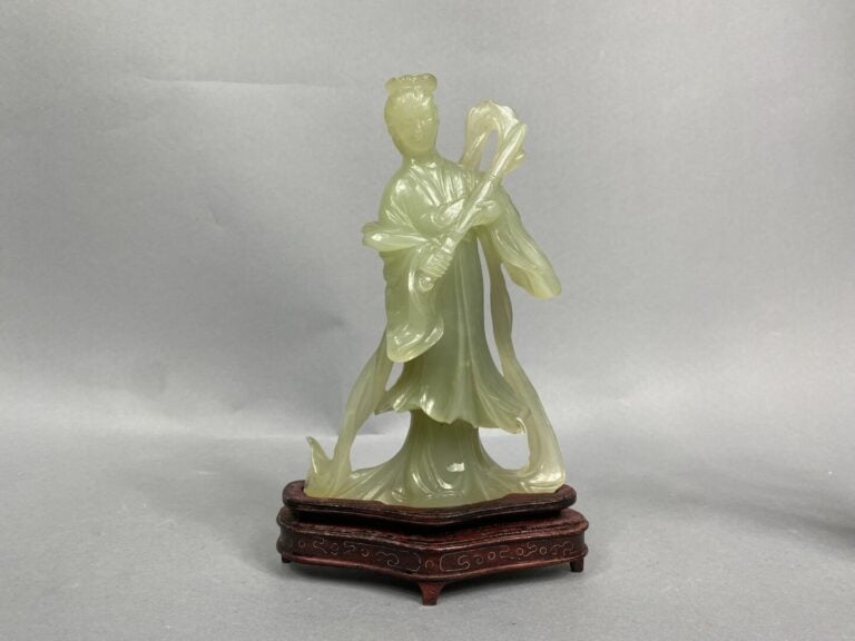 CHINE, XXe siècle - Ensemble de deux sujets en pierre dure verte sculptée à l'e…