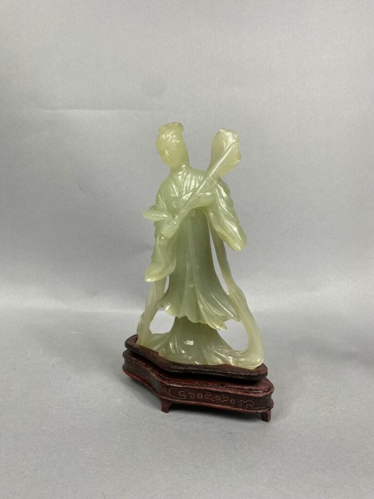 CHINE, XXe siècle - Ensemble de deux sujets en pierre dure verte sculptée à l'e…