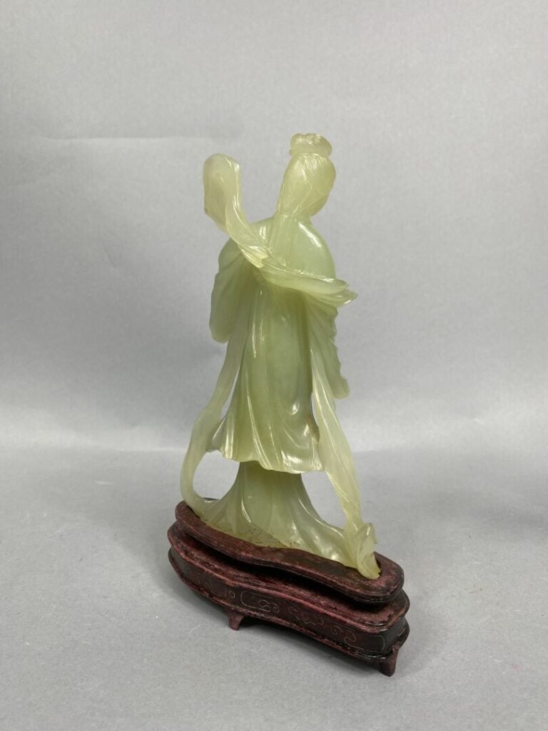 CHINE, XXe siècle - Ensemble de deux sujets en pierre dure verte sculptée à l'e…