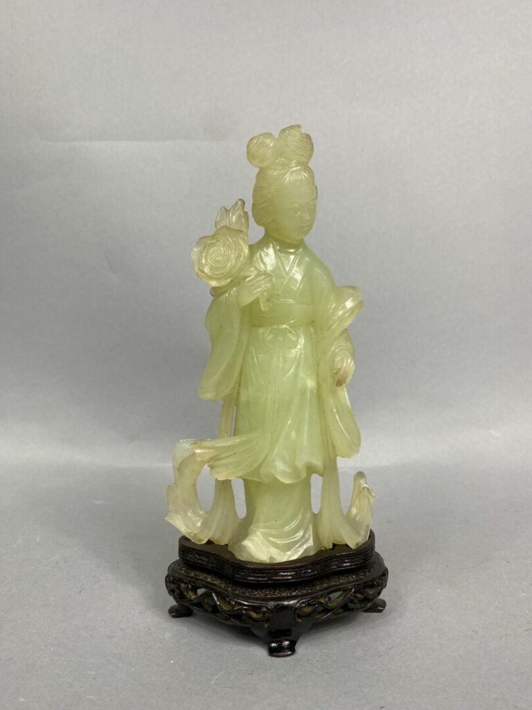 CHINE, XXe siècle - Ensemble de deux sujets en pierre dure verte sculptée à l'e…