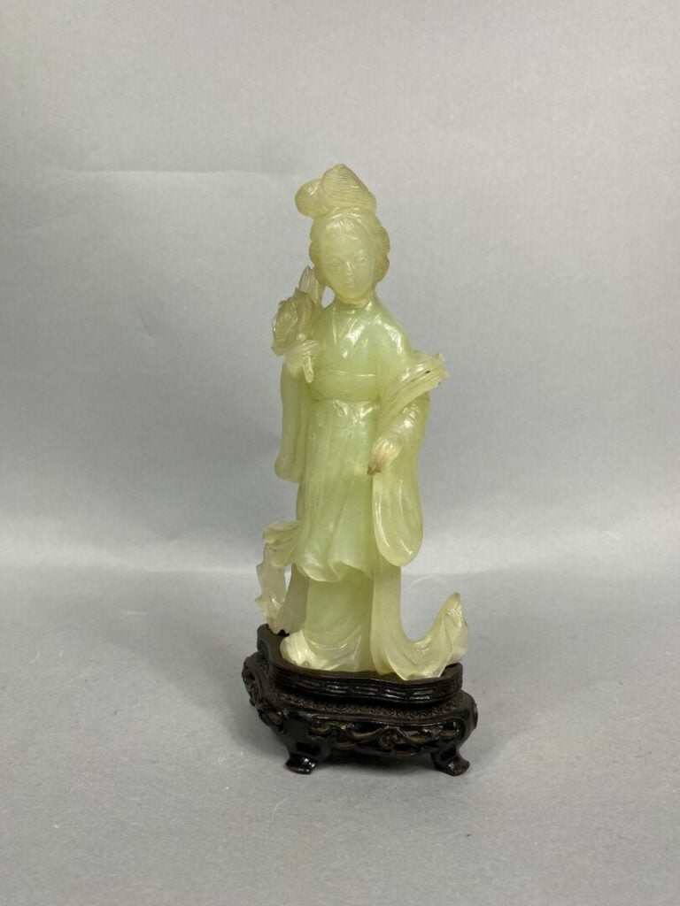 CHINE, XXe siècle - Ensemble de deux sujets en pierre dure verte sculptée à l'e…