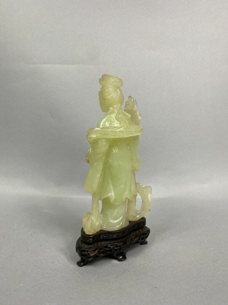 CHINE, XXe siècle - Ensemble de deux sujets en pierre dure verte sculptée à l'e…