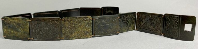CHINE, XXe siècle - Ensemble de douze plaques en pierre dure verte nuancée form…