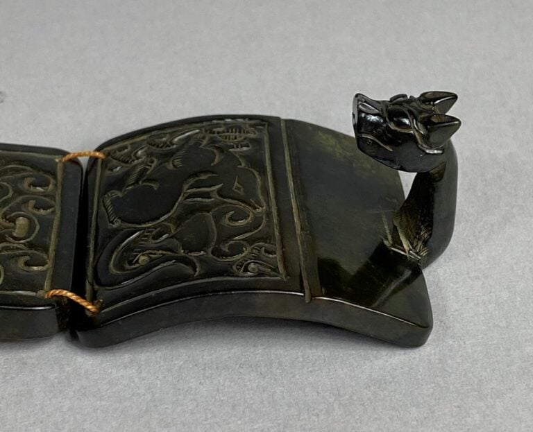 CHINE, XXe siècle - Ensemble de douze plaques en pierre dure verte nuancée form…