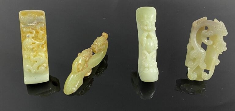 CHINE, XXe siècle - Ensemble de quatre fibules en pierre dure sculptée de drago…