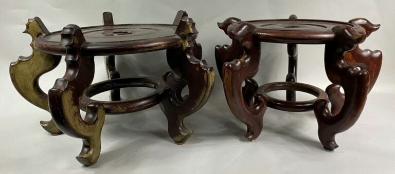 CHINE, XXe siècle - Ensemble de socles en bois sculptés - H: 27 cm - D: (intéri…
