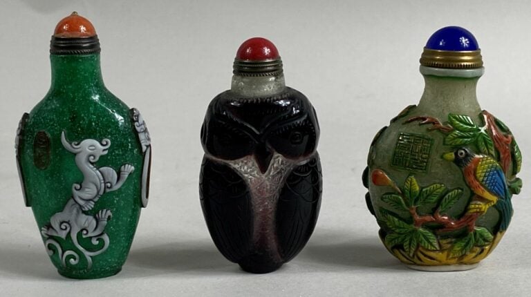 CHINE, XXe siècle - Ensemble de trois flacons / tabatières en verre overlay. Co…