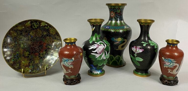 CHINE, XXe siècle - Ensemble de vases balustres en émaux cloisonnés comprenant…