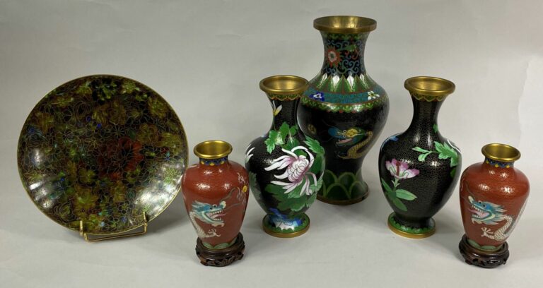 CHINE, XXe siècle - Ensemble de vases balustres en émaux cloisonnés comprenant…