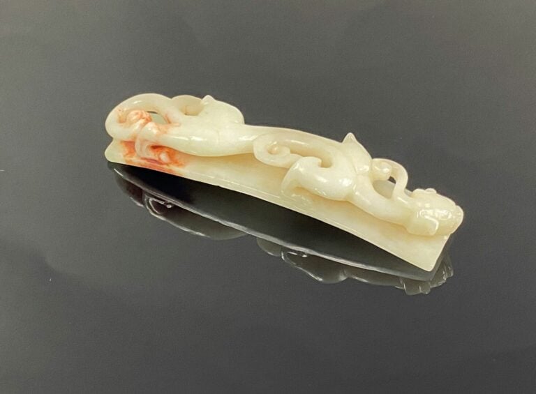 CHINE XXe siècle - Fibule en jade néphrite blanc veiné de rouille sculpté forma…