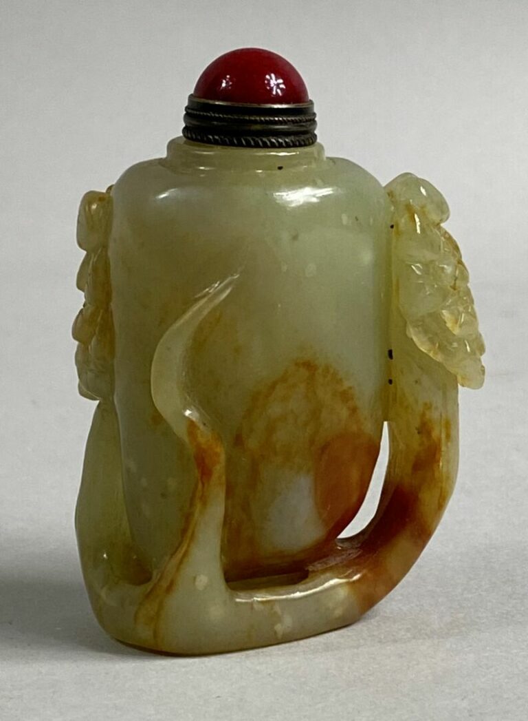 CHINE, XXe siècle - Flacon / tabatière en jade et rouille sculpté de pins. Bouc…