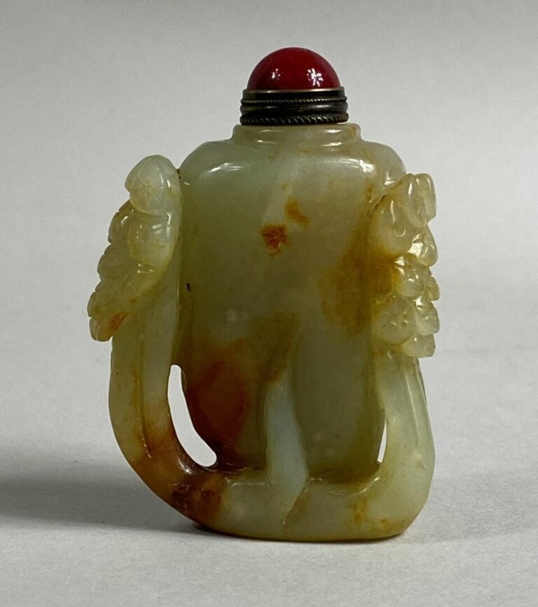 CHINE, XXe siècle - Flacon / tabatière en jade et rouille sculpté de pins. Bouc…