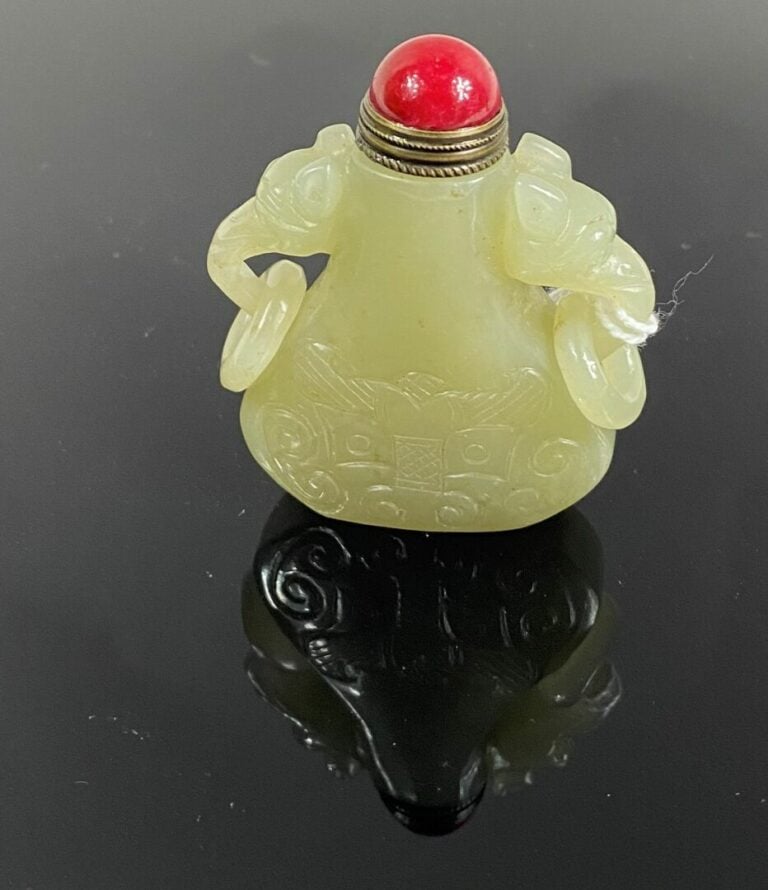 CHINE, XXe siècle - Flacon/Tabatière en jade scupté de masques de taotie stylis…