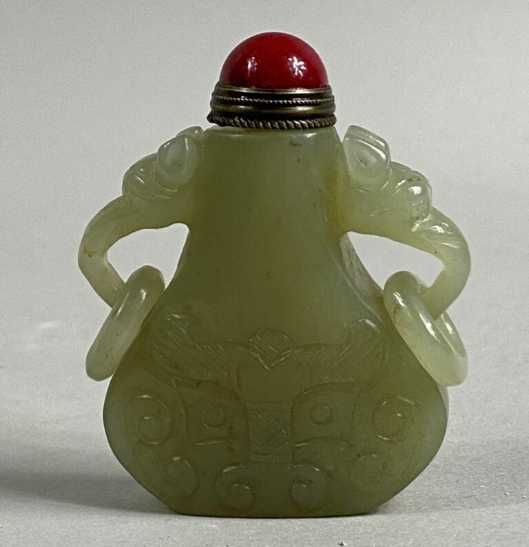 CHINE, XXe siècle - Flacon/Tabatière en jade scupté de masques de taotie stylis…