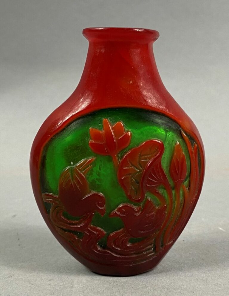 CHINE, XXe siècle - Flacon / tabatière en verre overlay rouge et vert à décor d…