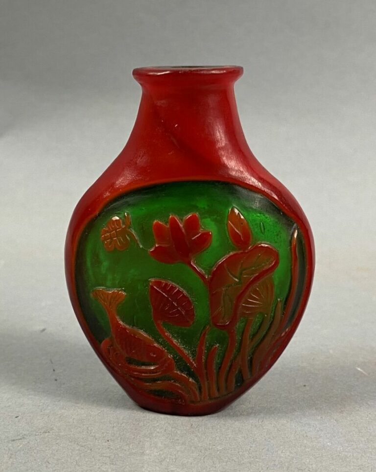CHINE, XXe siècle - Flacon / tabatière en verre overlay rouge et vert à décor d…