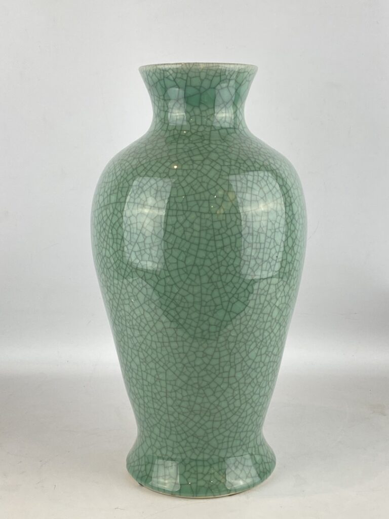 CHINE, XXe siècle - Grand vase balustre en céramique craquelé céladon - H : 42…