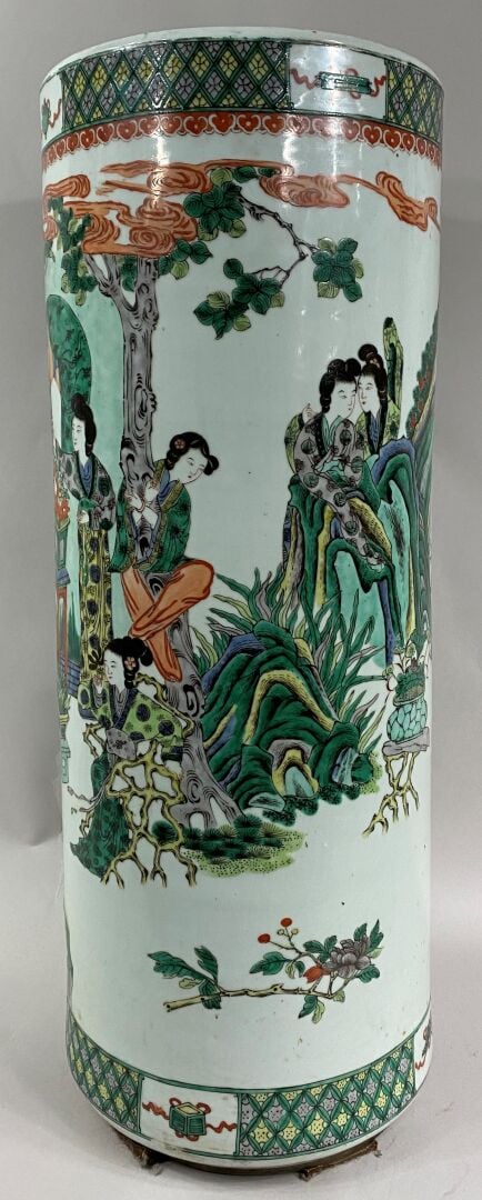 CHINE, XXe siècle - Grand vase rouleau en porcelaine à décor en émaux dans le s…