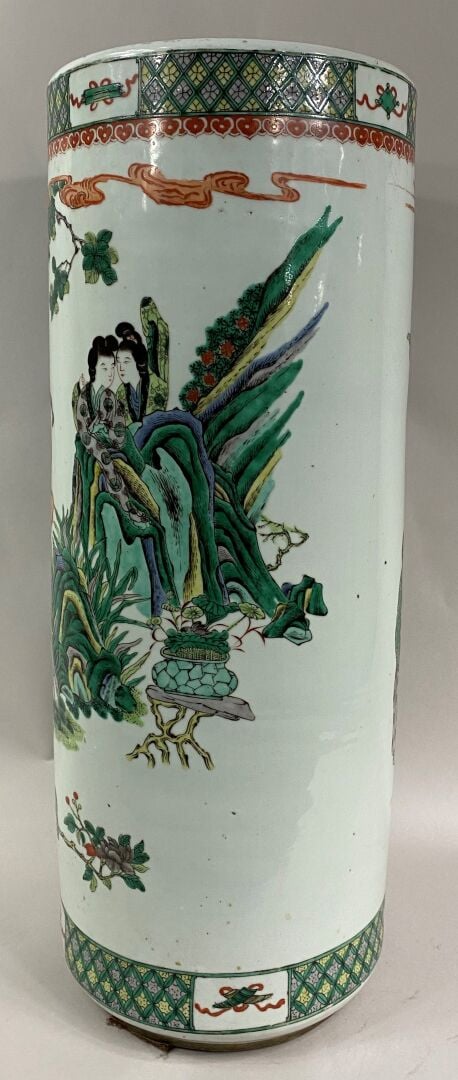 CHINE, XXe siècle - Grand vase rouleau en porcelaine à décor en émaux dans le s…