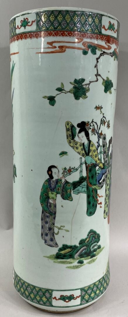 CHINE, XXe siècle - Grand vase rouleau en porcelaine à décor en émaux dans le s…