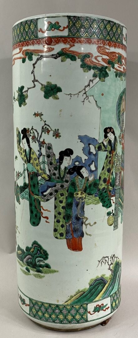 CHINE, XXe siècle - Grand vase rouleau en porcelaine à décor en émaux dans le s…