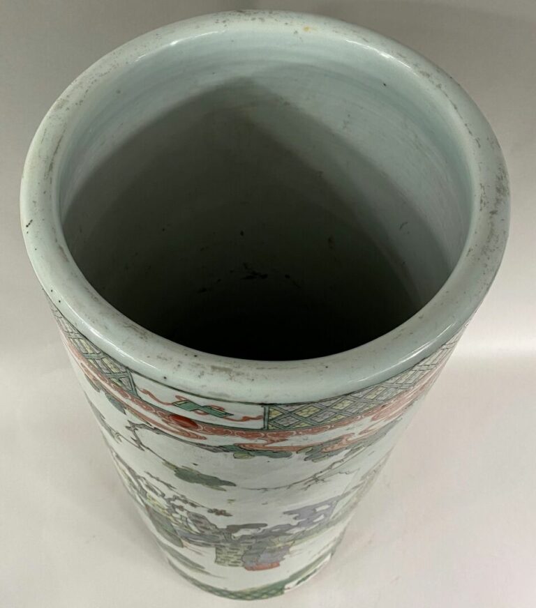 CHINE, XXe siècle - Grand vase rouleau en porcelaine à décor en émaux dans le s…