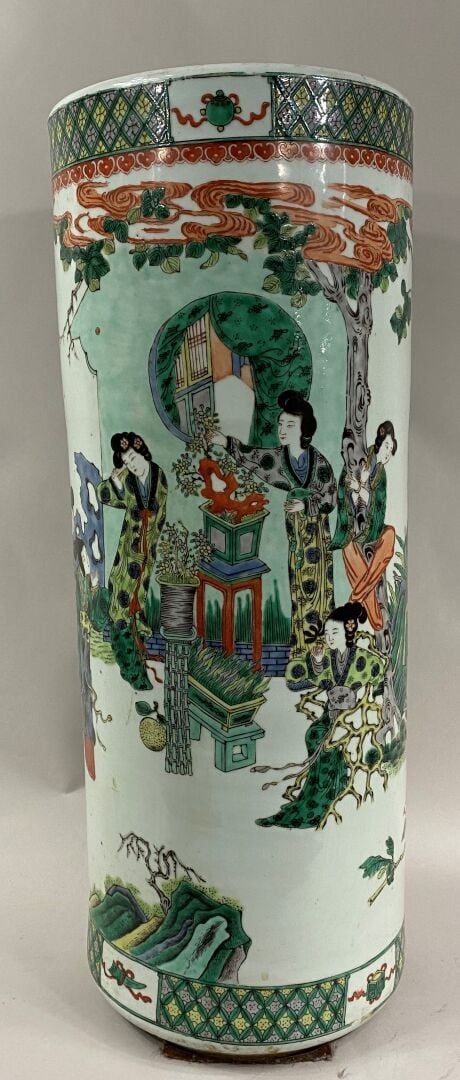 CHINE, XXe siècle - Grand vase rouleau en porcelaine à décor en émaux dans le s…