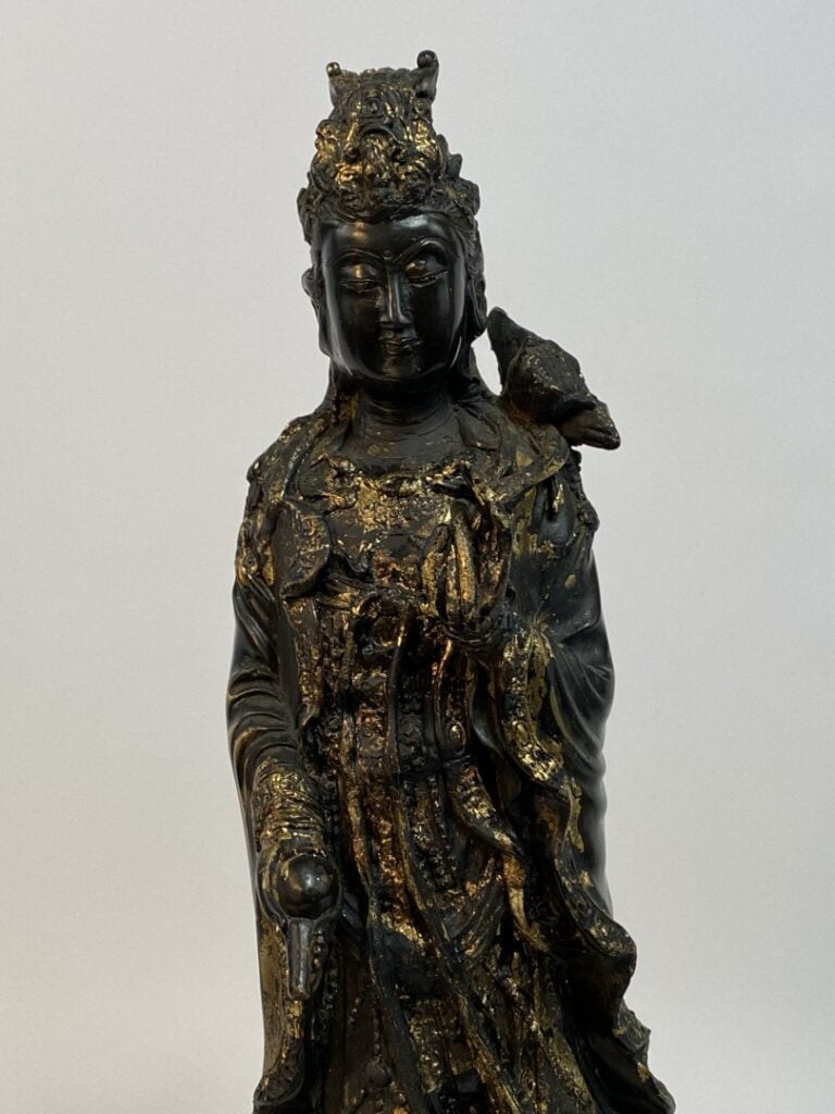 CHINE, XXe siècle - Guanyin pour partie en bronze laqué doré. Elle est représen…