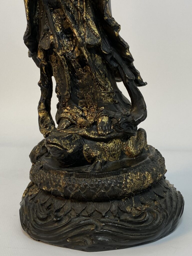 CHINE, XXe siècle - Guanyin pour partie en bronze laqué doré. Elle est représen…
