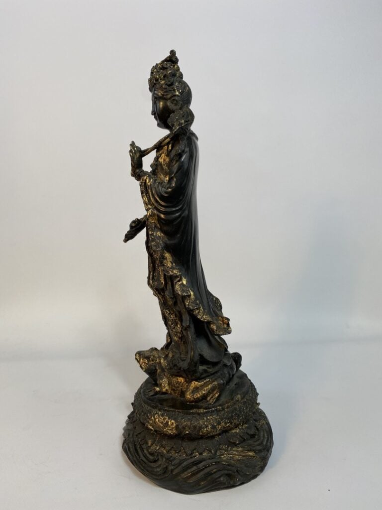 CHINE, XXe siècle - Guanyin pour partie en bronze laqué doré. Elle est représen…