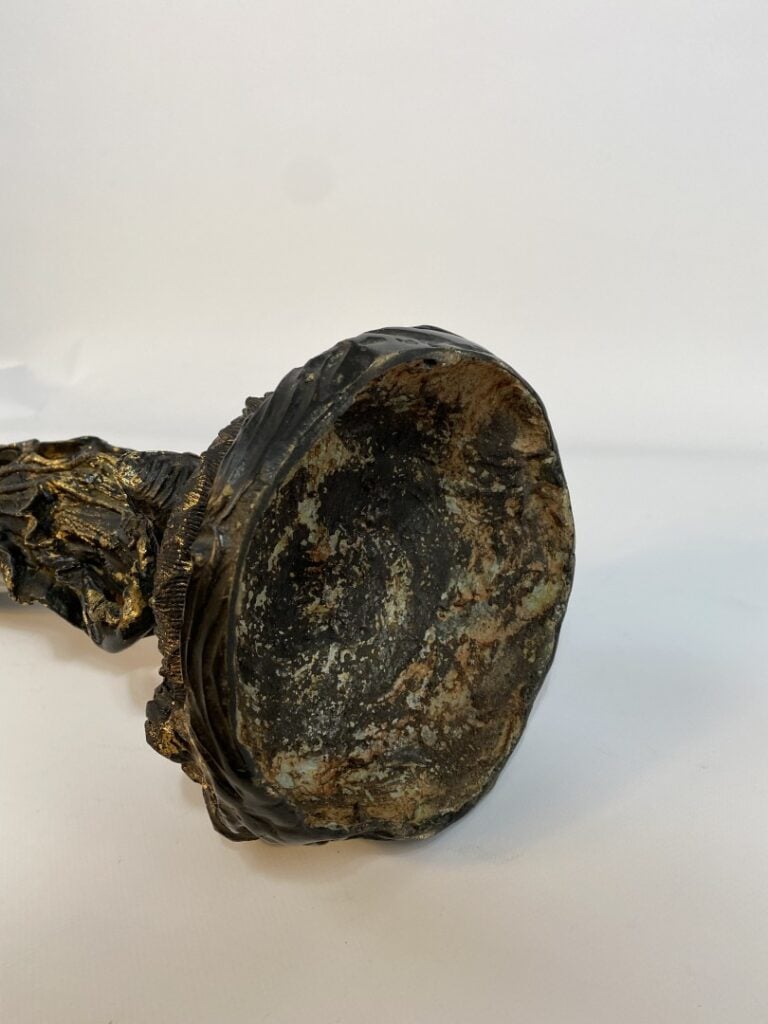 CHINE, XXe siècle - Guanyin pour partie en bronze laqué doré. Elle est représen…