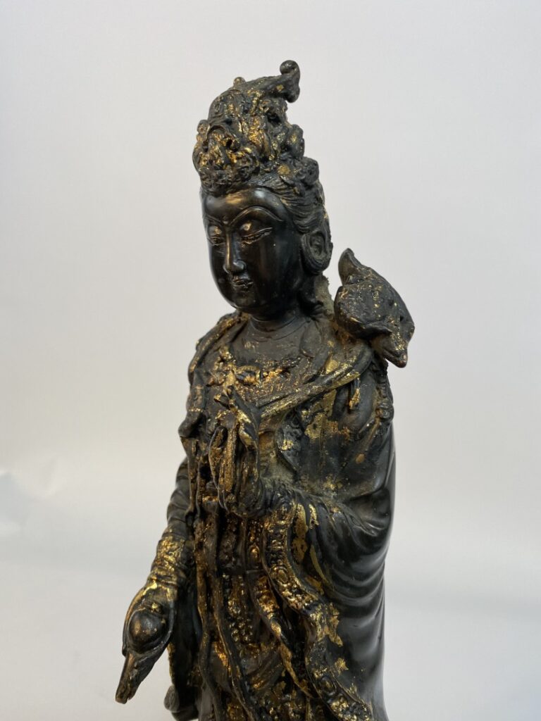 CHINE, XXe siècle - Guanyin pour partie en bronze laqué doré. Elle est représen…