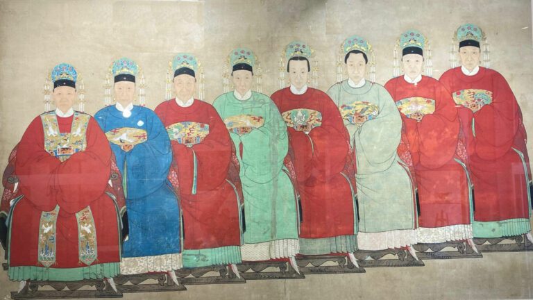 CHINE, XXe siècle - Important portrait d'ancêtre féminin sur plusieurs générati…