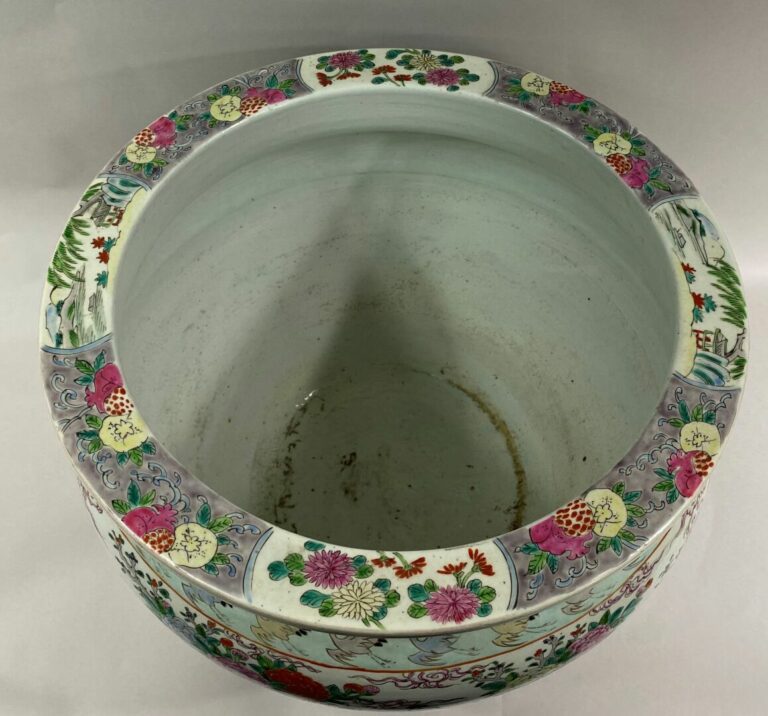CHINE, XXe siècle - Importante vasque à poissons en porcelaine émaillée à décor…