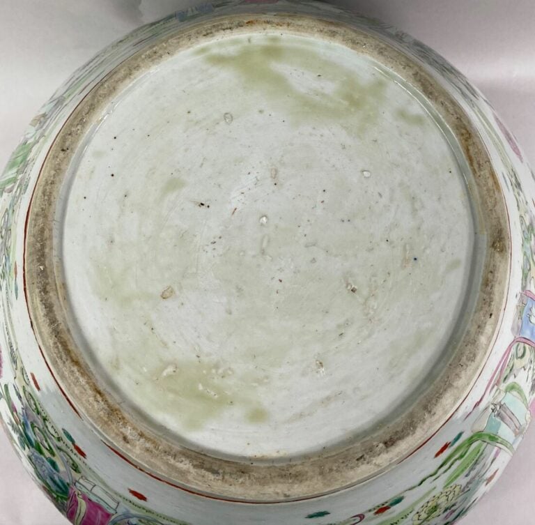 CHINE, XXe siècle - Importante vasque à poissons en porcelaine émaillée à décor…