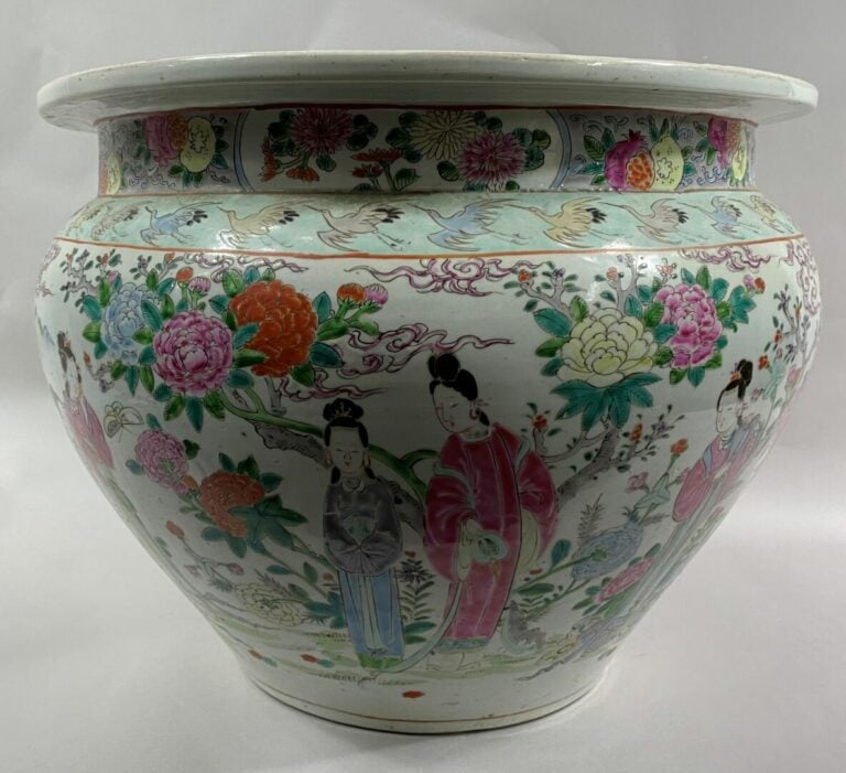 CHINE, XXe siècle - Importante vasque à poissons en porcelaine émaillée à décor…