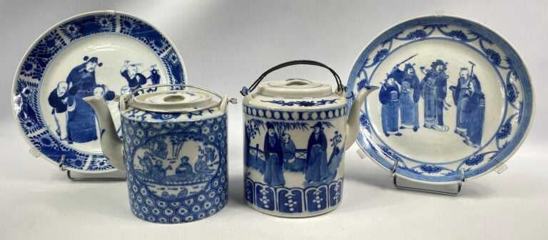 CHINE, XXe siècle - Lot comprenant deux assiettes en porcelaine à décor blanc b…