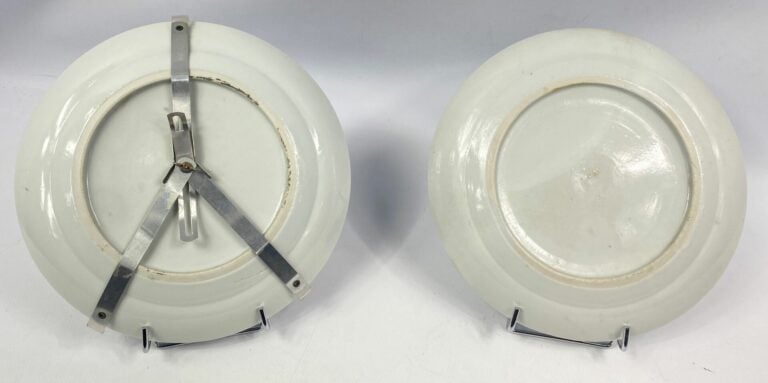 CHINE, XXe siècle - Lot comprenant deux assiettes en porcelaine à décor blanc b…
